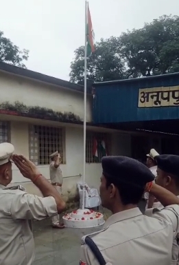 आरपीएफ पोस्ट अनूपपुर यादव ने स्टेशन परिसर में ध्याजारोहण किया
