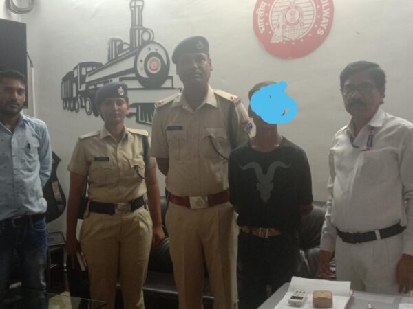 सकरी आवास पारा से भागे बच्चे को आरपीएफ रायपुर ने चाइल्ड लाइन को सौंपा