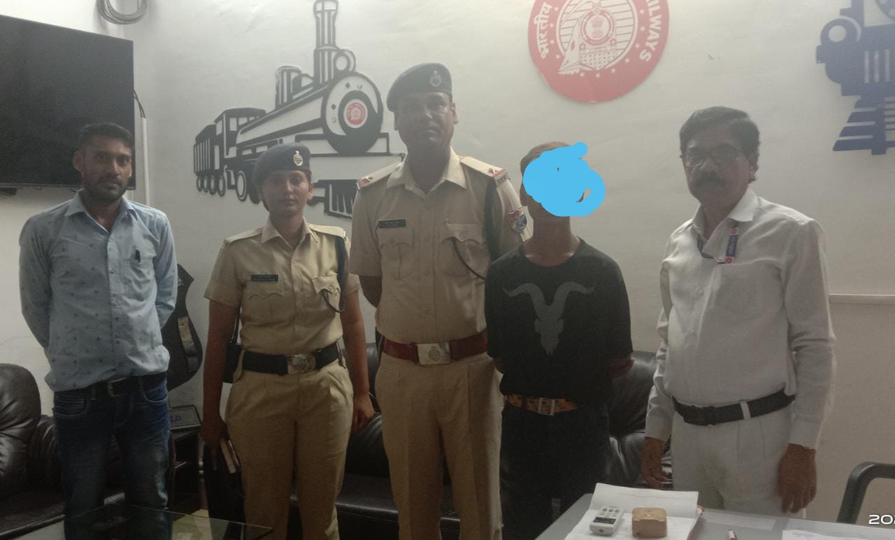 सकरी आवास पारा से भागे बच्चे को आरपीएफ रायपुर ने चाइल्ड लाइन को सौंपा
