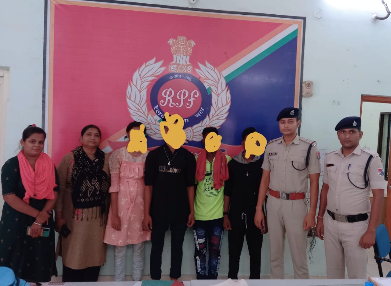 पुरी ओडिसा के 4 नाबालिक बैगर टिकट यात्रा कर रहे बच्चो को आरपीएफ ने पकड़ा और चाइल्ड लाइन को सौंपा
