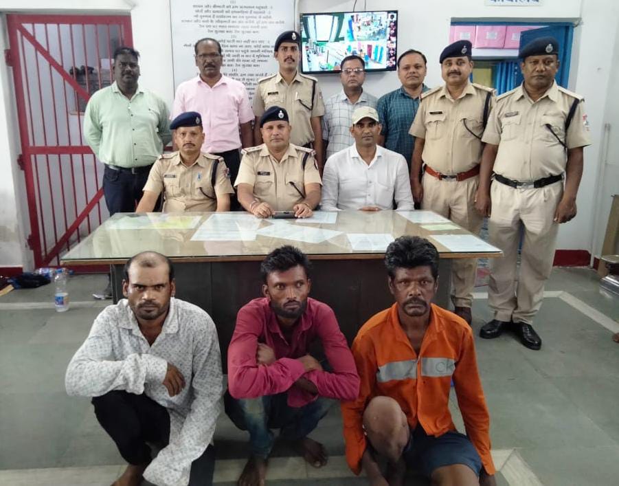 रेल्वे के सिंग्नल केबल वायर चोरी के मामले में तीन चोर वायर सहित गिरफ्तार