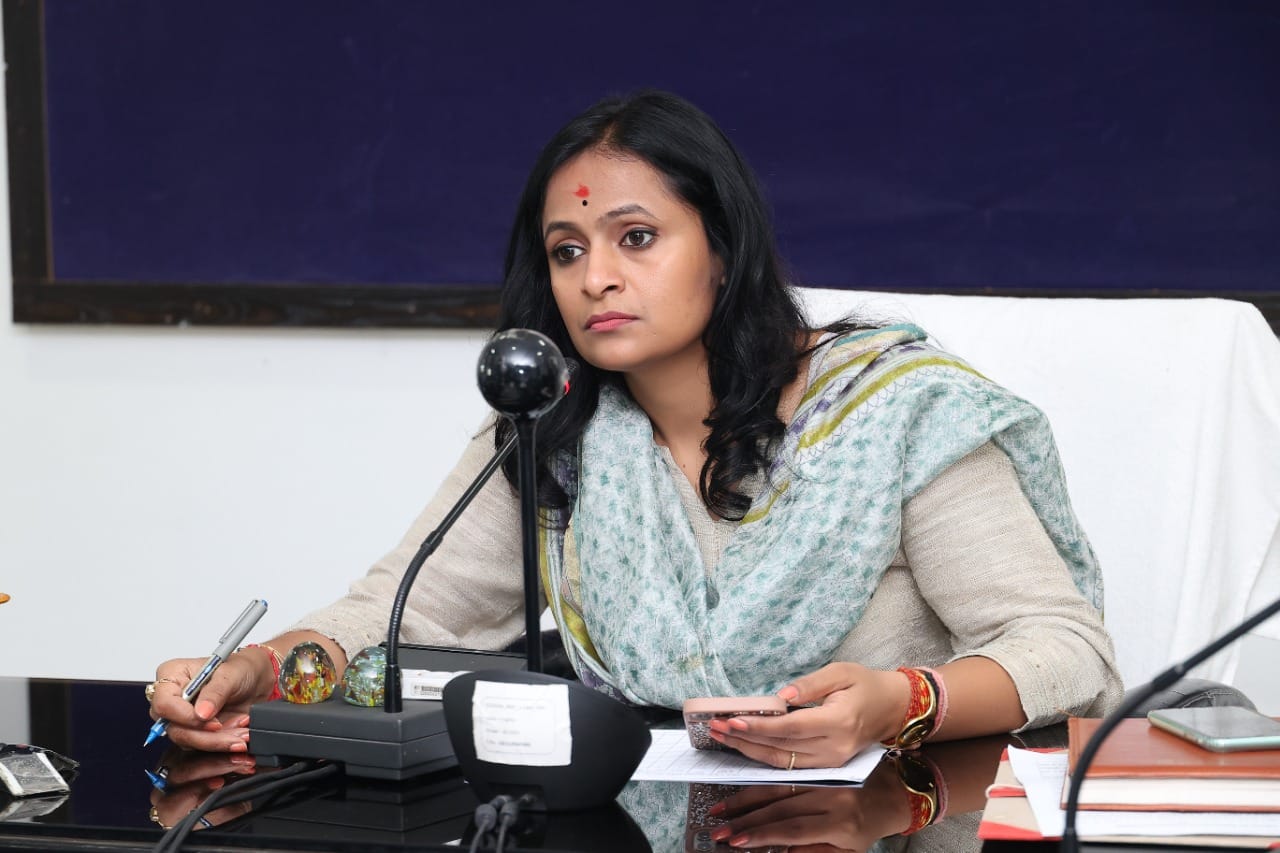 सड़कों की मरम्मत व सुधार कार्य तेजी से पूरा करने जुट जाए सभी संबंधित विभाग-कलेक्टर