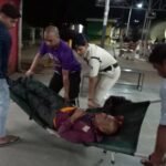 नवतनवा एक्सप्रेस से गिरे एक बुजुर्ग को ट्रैक से जख्मी हालत में उठवाकर रेसुब की जाबांज आरक्षक सीमा जोशी ने अस्पताल भेजकर बचाई जान भाटापारा
