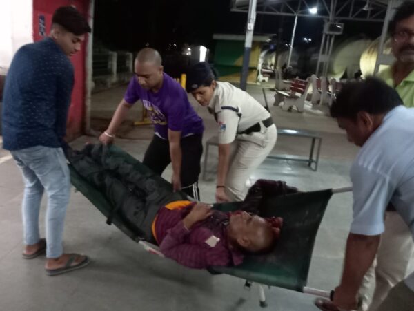 नवतनवा एक्सप्रेस से गिरे एक बुजुर्ग को ट्रैक से जख्मी हालत में उठवाकर रेसुब की जाबांज आरक्षक सीमा जोशी ने अस्पताल भेजकर बचाई जान भाटापारा