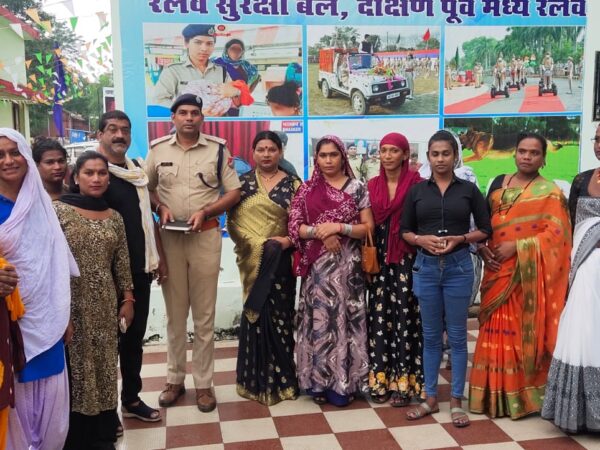 रेलगाड़ियों में किन्नरों से संबंधित शिकायतों के संबंध में आरपीएफ बिलासपुर द्वारा किया गया मीटिंग में दी गई किन्नरों को समझाइस