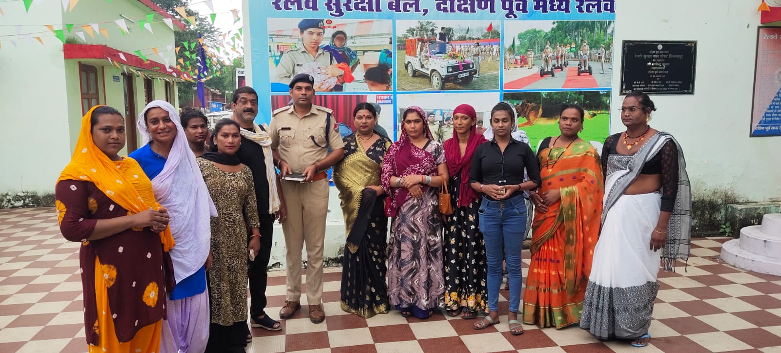 रेलगाड़ियों में किन्नरों से संबंधित शिकायतों के संबंध में आरपीएफ बिलासपुर द्वारा किया गया मीटिंग में दी गई किन्नरों को समझाइस