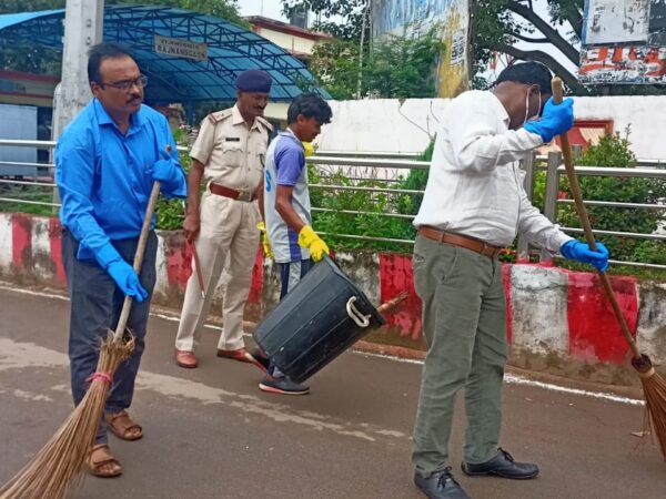स्वच्छता पखवाडा: दपूमरे के सभी स्टेशनों पर साफ-सफाई एवं स्वच्छता हेतु श्रमदान सहित स्वच्छता से संबंधित अनेक कार्यक्रमों का आयोजन किया गया
