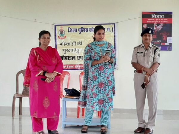 दर्री थाना अंतर्गत नगर पुलिस अधीक्षक द्वारा अयोध्यापुरी बस्ती में महिलाओं को निजात अभियान, अभिव्यक्ति ऐप, साइबर ठगी,एवं यातायात संबंधित दी गई जानकारी