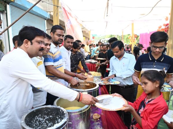 रायगढ़ जिला ट्रेलर मालिक कल्याण संघ के भव्य भंडारे मे शामिल हुए विधायक प्रकाश नायक,देव शिल्पी भगवान विश्वकर्मा की पूजा अर्चना कर आमजन कि सुख समृद्धि के लिए मांगा आशीर्वाद