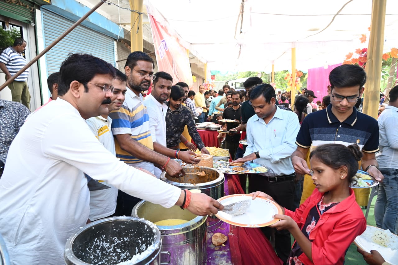 रायगढ़ जिला ट्रेलर मालिक कल्याण संघ के भव्य भंडारे मे शामिल हुए विधायक प्रकाश नायक,देव शिल्पी भगवान विश्वकर्मा की पूजा अर्चना कर आमजन कि सुख समृद्धि के लिए मांगा आशीर्वाद