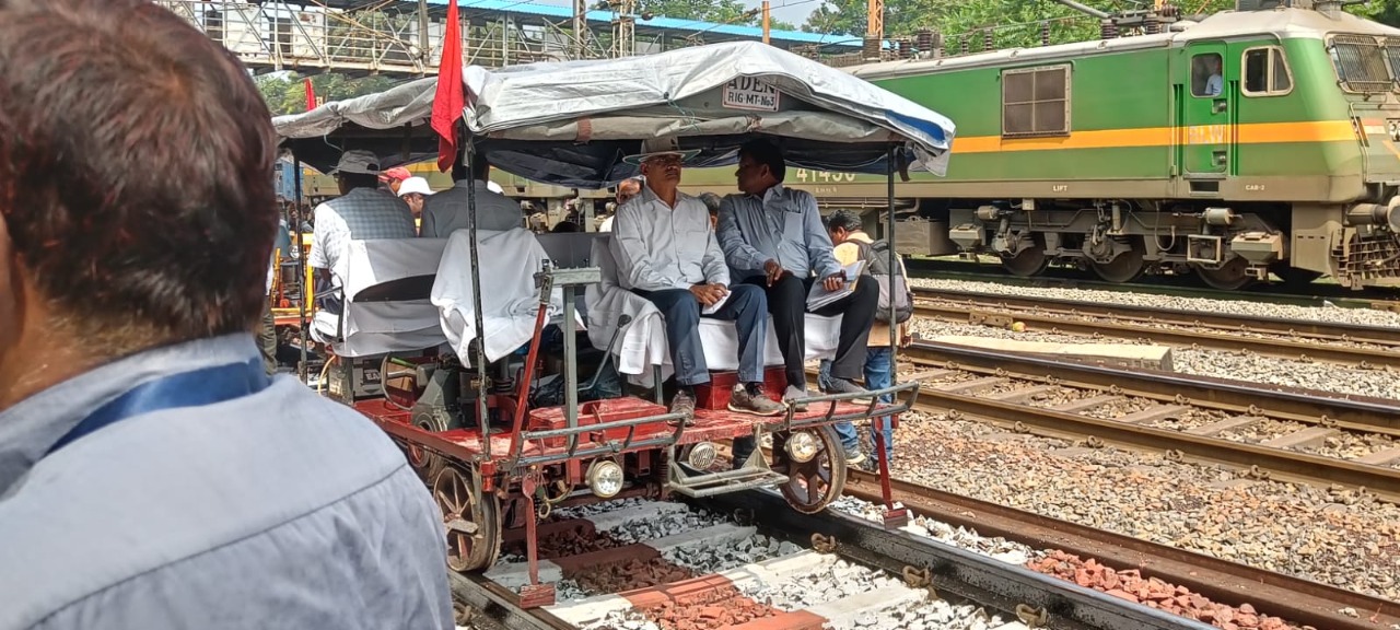 आयुक्त, रेलवे सेफ्टी श्री ए एम चौधरी द्वारा ब्रजराजनगर-ईब-झारसुगुड़ा विद्युतीकृत चौथीलाइन का निरीक्षण