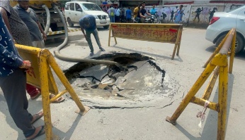 केबल बिछाने वाली कंपनी के चलते निगम का पाइप लाइन फटा कुदुदंड में लोगों के घरों में पानी नही पहुंचा