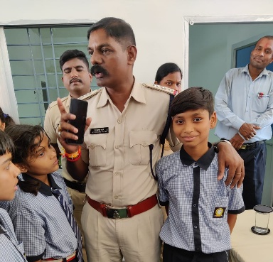 पाली थाना प्रभारी के द्वारा इंडियन पब्लिक स्कूल पाली में छात्र छात्राओं को दी गई नशा मुक्ति एवं यातायात संबंधित जानकारी
