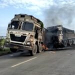 एन एच रायपुर बिलासपुर के सरगांव बाईपास के पास खड़ी ट्रक को ट्रक ने टक्कर मारी भीषण आग लगने से ड्राइवर जिंदा जला