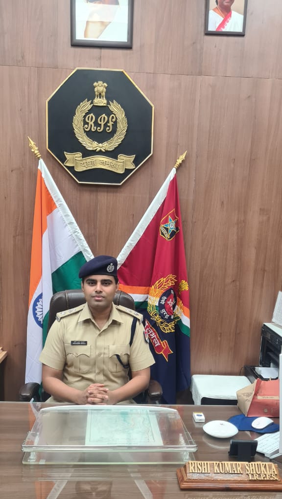 छत्तीसगढ़िया अधिकारी ऋषि शुक्ला ने मुम्बई रेल मंडल में सीनि. डीएससी के पद पर पदभार संभालारेल अपराध रोकना मेरी प्राथमिकताओं में : शुक्ला