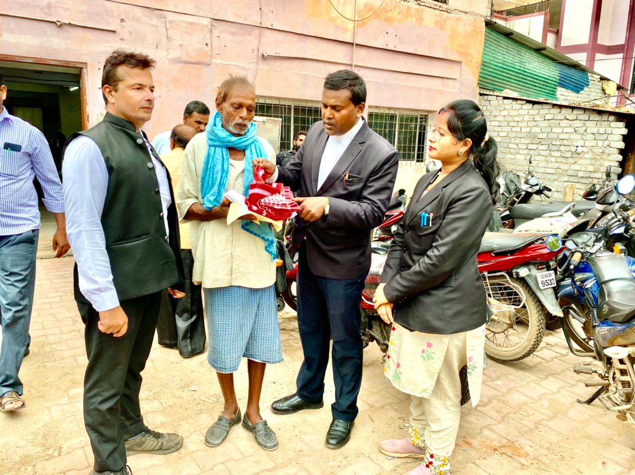 रेसूब भाटापारा ने झूठे केस में फंसा व्यक्ति को जेल भेजा अधिवक्ता भगवानू नायक की टीम ने पक्षकार से फीस नहीं लिया बल्कि धोती कुर्ता देकर सम्मान किया