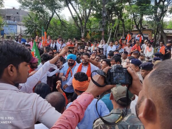 प्रदेश अध्यक्ष अरुण साव के नेतृत्व में जिला भाजपा ने कलेक्ट्रेट में नगाड़े बजाकर भूपेश सरकार को किया जगाने का प्रयास कार्यकर्ता बेरिकेट्स तोड़कर घुसे तो दूसरे बेरिकेट्स में भारी पुलिस बल ने रोका