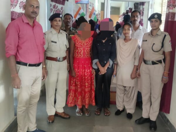 *भटगांव से भागी नाबालिक लकड़ियों को रेसुब अनूपपुर ट्रेन से बरामद कर परिजनो को सौपा*