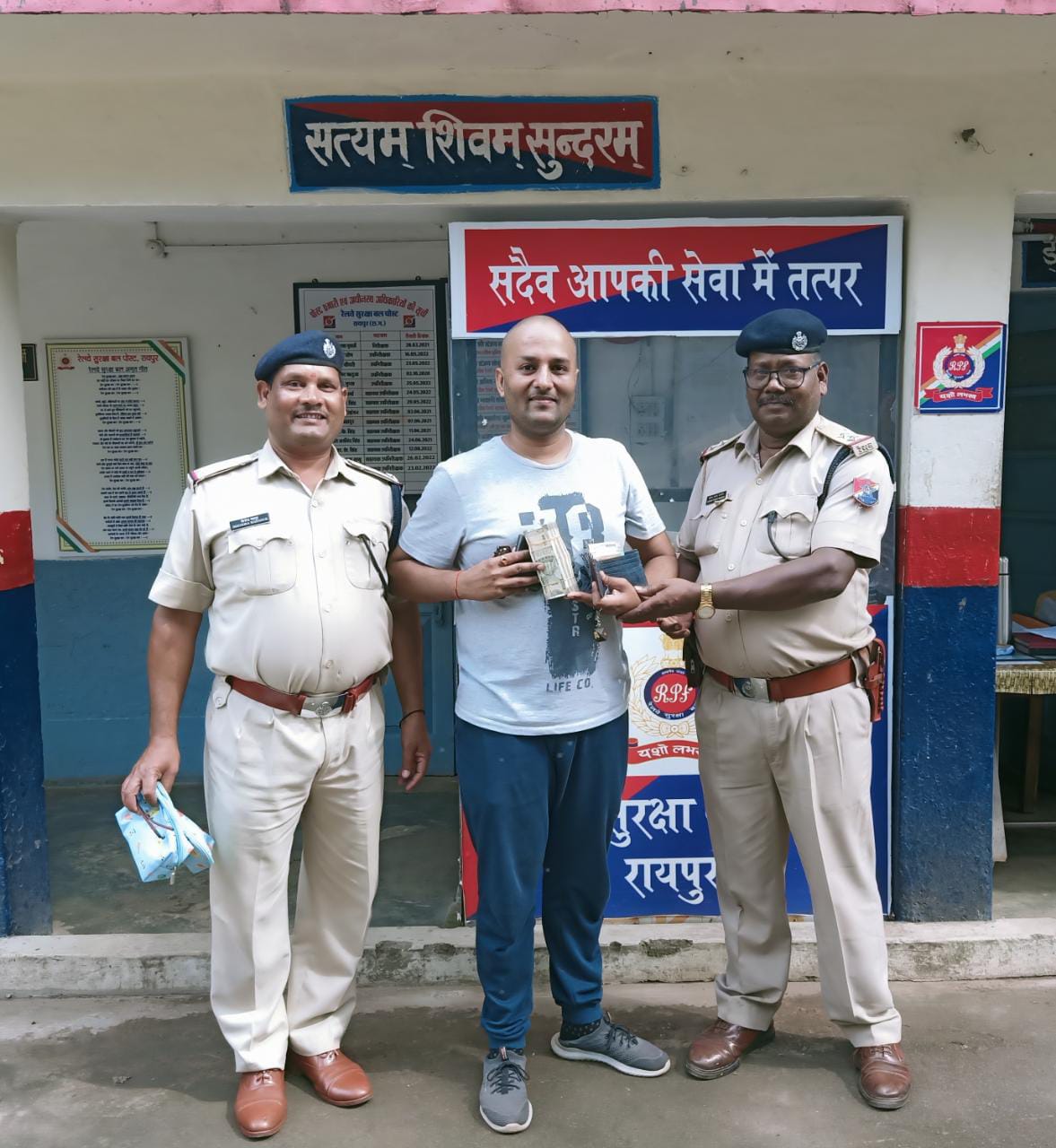 अंबिकापुर से रायपुर यात्रा कर रहे यात्री का छूटा बेग आर पी एफ रायपुर ने लौटाई जिसमे 1लाख 58हजार रुपए थे, सर्वत्र प्रशंसा