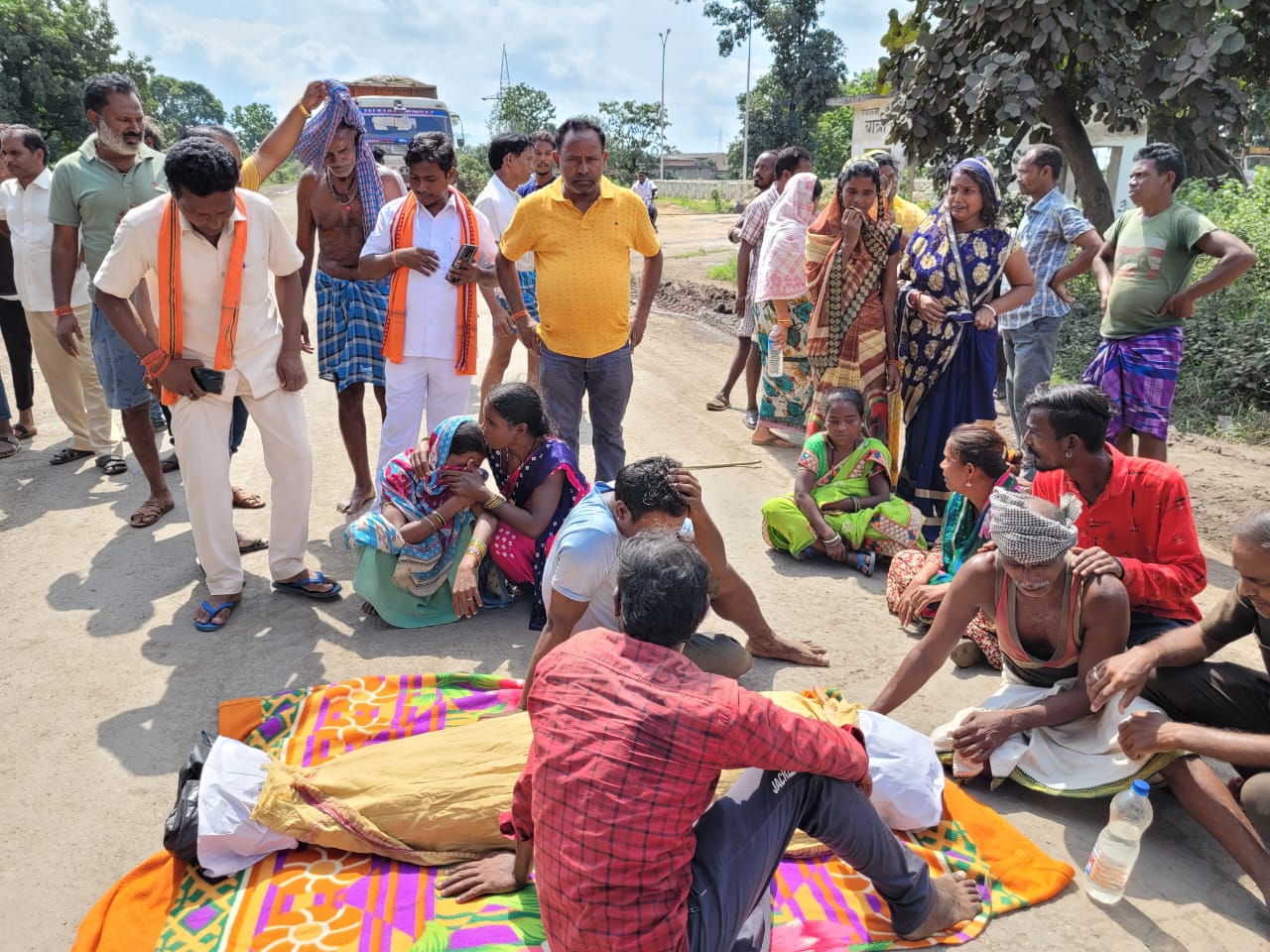 खिलाड़ी की मौत को लेकर सड़क पर बैठे भाजपाई और ग्रामीणजन, धरने में पचास लाख मुआवजा नौकरी की मांग सहित दोषियों पर एफ आई आर पर आंशिक मांगे पूरी हुई