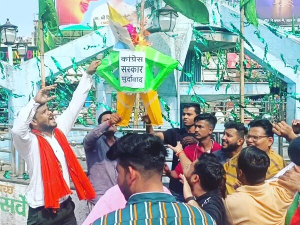 प्रदेश में गम्भीर अपराधों के खिलाफ आज भाजयुमो दक्षिण मंडल ने  तारबहार चौक में  मुख्यमंत्री भूपेश बघेल का पुतला दहन कर विरोध प्रदर्शन किया गया