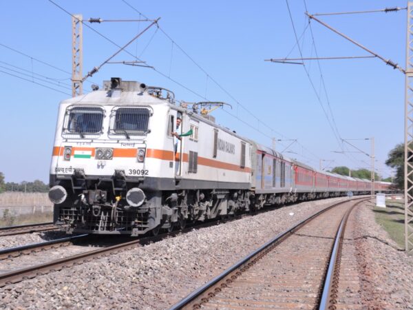कोरबा-अमृतसर-कोरबा छत्तीसगढ़ एक्सप्रेस का मध्य रेलवे के नागपुर रेल मंडल के नरखेर स्टेशन में ठहराव की सुविधा