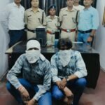 रायपुर आर पी एफ की टीम ने  दो टिकट द्लालो पर कार्यवाही करते हुए 65 नग रेलवे टिकट के साथ ही  75000 रू के साथ धर दबोचा