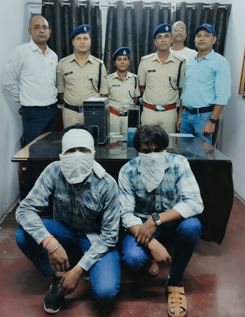 रायपुर आर पी एफ की टीम ने  दो टिकट द्लालो पर कार्यवाही करते हुए 65 नग रेलवे टिकट के साथ ही  75000 रू के साथ धर दबोचा
