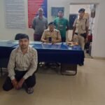 ग्राहक सेवा केंद्र सरगांव में रेसुब भाटापारा की रेड  चार टिकटो के साथ एक को पकड़ा