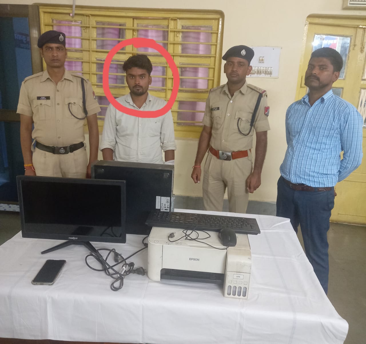 शहडोल में अमर फोटो स्टूडियो में आरपीएफ शहडोल की रेड संचालक को 39 टिकट के साथ पकड़ा