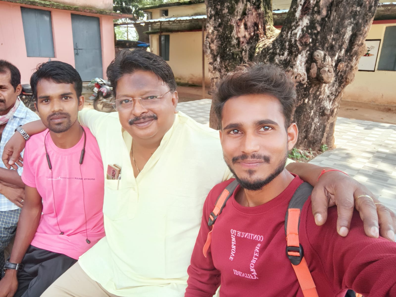 पर्यावरण संरक्षण का सन्देश लेकर भारत भ्रमण पर सायकल से निकले यात्रियों से कुनकुरी में मिले संसदीय सचिव यू. डी. मिंज