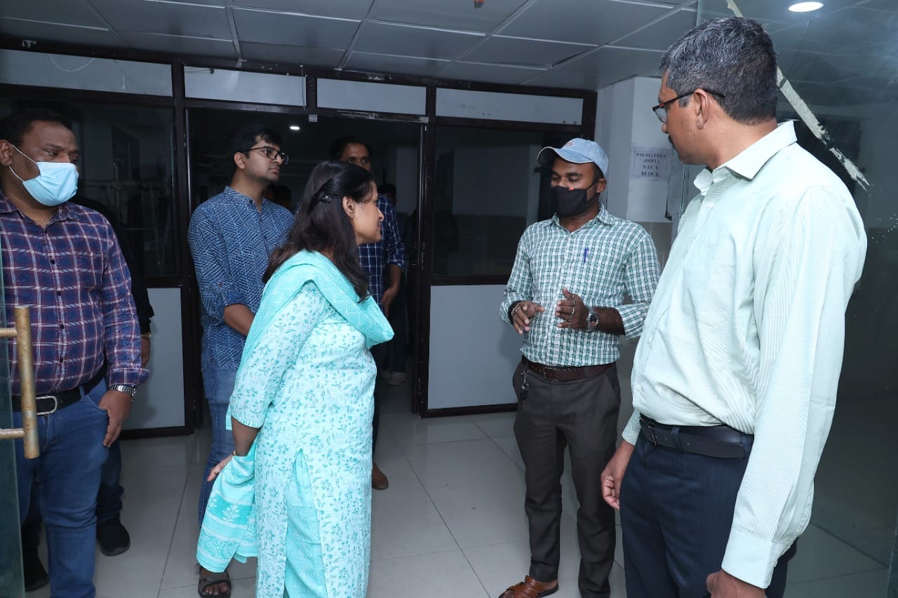 ईडी की कार्यवाही के बीच बीती रात मेडिकल कॉलेज अस्पताल के औचक निरीक्षण में पहुंची कलेक्टर  रानू साहूसारे वार्डों में देखी व्यवस्था, मरीजों से लिया फीडबैक