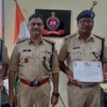 आरपीएफ़ उप निरीक्षक बहादुर और डडसेना को ईमानदारी का मिसाल पेश करने पर महानिरीक्षक सह प्रधान मुख्य सुरक्षा आयुक्त के हाथों रिवार्ड एवं प्रशस्ति पत्र देकर उनका उत्साहवर्धन किया