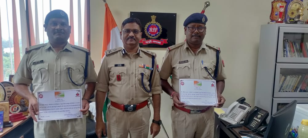 आरपीएफ़ उप निरीक्षक बहादुर और डडसेना को ईमानदारी का मिसाल पेश करने पर महानिरीक्षक सह प्रधान मुख्य सुरक्षा आयुक्त के हाथों रिवार्ड एवं प्रशस्ति पत्र देकर उनका उत्साहवर्धन किया