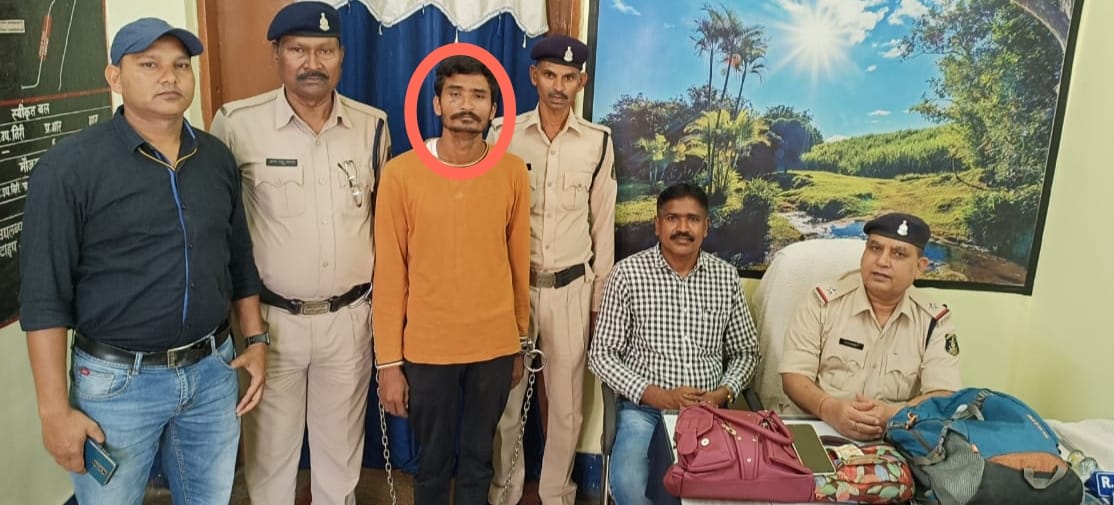 ऑपरेशन “यात्री सुरक्षा” के तहत…..रेसुब दुर्ग और टीम ने 20 हजार से अधिक के चोरी के समान सहित  चोर को धर दबोचा