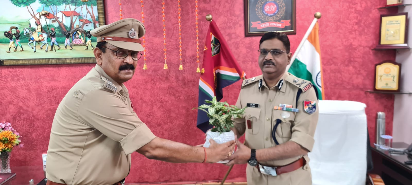 श्री सिन्हा  रायपुर मंडल सुरक्षा आयुक्त कार्यालय का  पिछले 3 वर्षो के कार्यो, रिकॉर्ड एव रजिस्टर का निरीक्षण कर संतोष व्यक्त किया