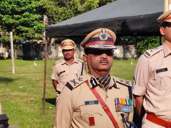 आरपीएफ बैरक ग्राउंड  शहीद स्मारक में शहीद दिवस पर पुष्पांजलि अर्पित किया गया,शहीद स्व. सीपी सिंह की पत्नी श्रीमति सुनीता सिंह को ए एन सिन्हा ने सम्मानित किया