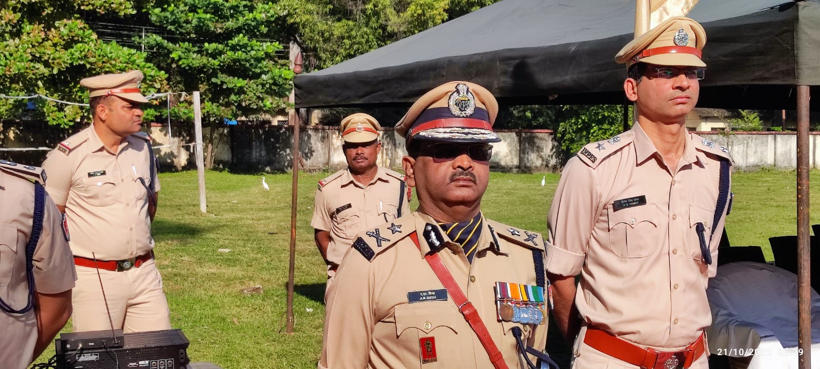 आरपीएफ बैरक ग्राउंड  शहीद स्मारक में शहीद दिवस पर पुष्पांजलि अर्पित किया गया,शहीद स्व. सीपी सिंह की पत्नी श्रीमति सुनीता सिंह को ए एन सिन्हा ने सम्मानित किया