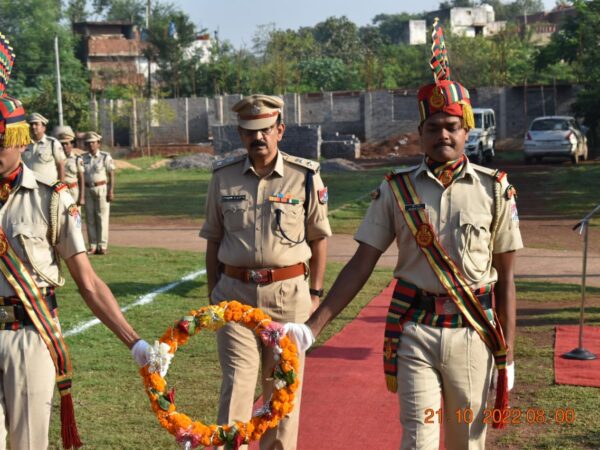संजय कुमार गुप्ता मंडल सुरक्षा आयुक्त सहित सभी अधिकारियो एवं बल सदस्यो के द्वारा शहीद स्मारक मे पुष्प चक्र अर्पित किया गया