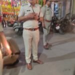 कोतवाली से एडीश्नल एसपी के नेतॄत्व में रायगढ़ पुलिस टीम ने शहर में की पैदल पेट्रोलिंग दुकानदारों को अपना समान सड़क में फैलाकर बेचने पर पुलिस टीम ने समझा कर हटाने को कहा