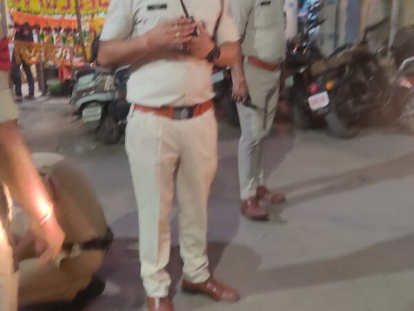 कोतवाली से एडीश्नल एसपी के नेतॄत्व में रायगढ़ पुलिस टीम ने शहर में की पैदल पेट्रोलिंग दुकानदारों को अपना समान सड़क में फैलाकर बेचने पर पुलिस टीम ने समझा कर हटाने को कहा
