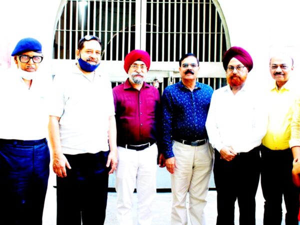 लायंस क्लब बिलासपुर दीपावली में जेल के  कैदी महिलाओ एवम छोटे बच्चों के बीच पहुंच गिफ्ट बांटे