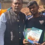 सुबह फोन कर छात्र ने मांगा था सहयोग, दोपहर किताब खरीदकर कर किया भेंट