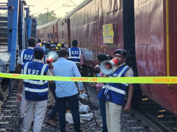 ब्रेकिंग न्यूज:एक गुड्स ट्रेन सालेकसा और दरेकसा स्टेशन के मध्य डिरेल, 2 वैगन के कुल 6 पहिये पटरी से उतरे