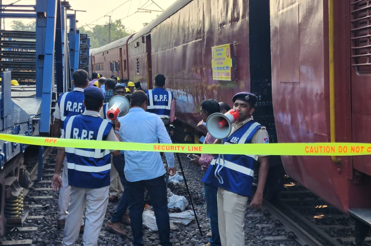 ब्रेकिंग न्यूज:एक गुड्स ट्रेन सालेकसा और दरेकसा स्टेशन के मध्य डिरेल, 2 वैगन के कुल 6 पहिये पटरी से उतरे