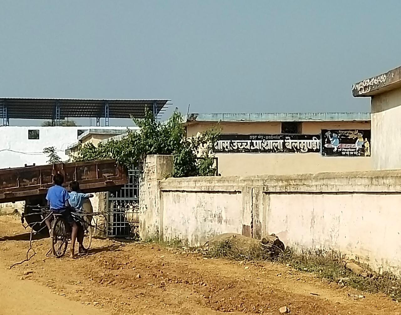 शिक्षकों के मनमानी की पराकाष्ठा, पढ़ाई छोड़ बच्चों को लकड़ी ढोने भेज दिया जंगल
