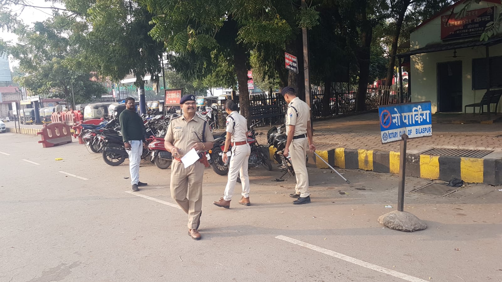 बिलासपुर स्टेशन के सर्कुलेटिंग क्षेत्र में दोपहिया वाहनों के अवैध पार्किंग पर की गई कार्रवाई