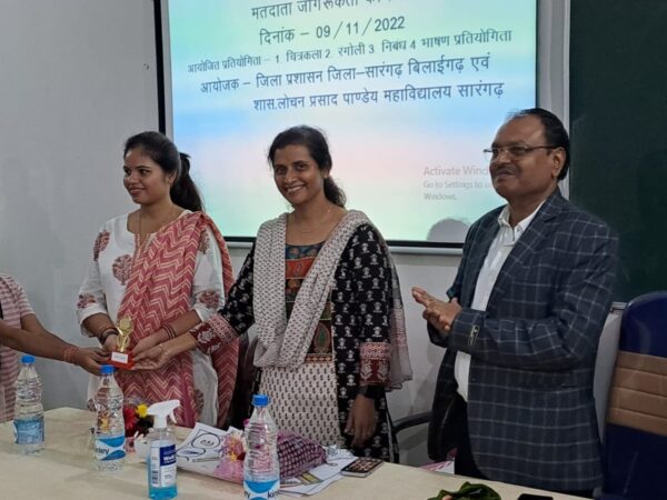 कलेक्टर डॉ.फरिहा आलम ने युवाओं को बताया मतदान का महत्व