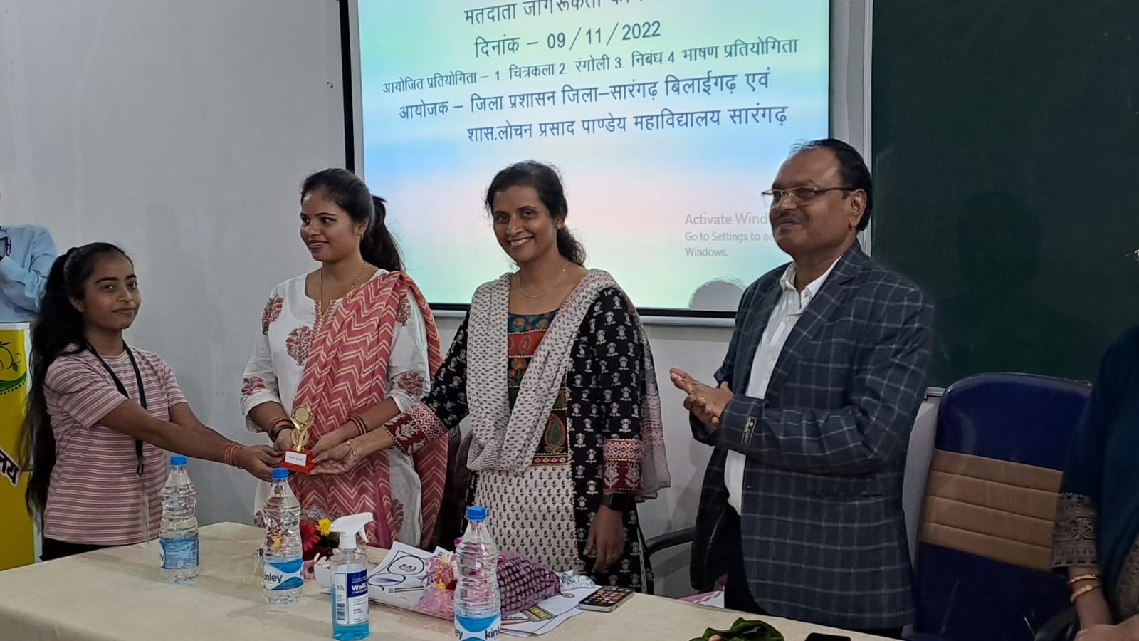 कलेक्टर डॉ.फरिहा आलम ने युवाओं को बताया मतदान का महत्व