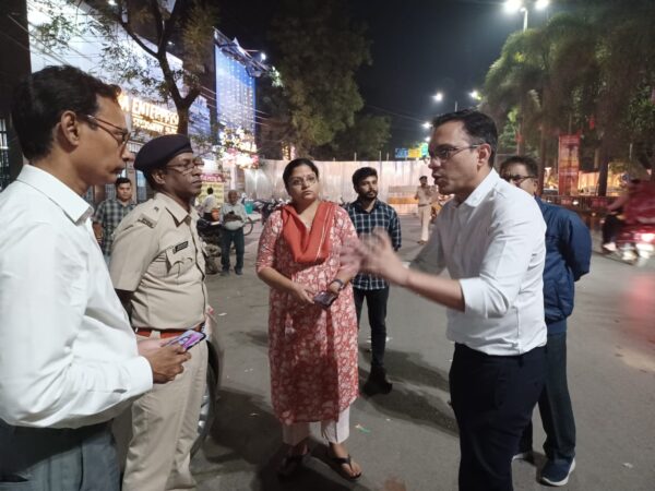 कलेक्टर सौरभ कुमार एसएसपी पारुल माथुर 9 बजे रात्रि में कल होने वाली महतारी हुंकार रैली की बेरिकेटिंग व अन्य ब्यवस्थाओ का निरीक्षण किया